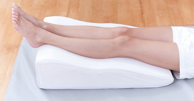 Dormir com as pernas elevadas pode prevenir varizes?