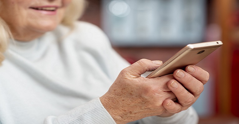 Avanço do uso do celular entre brasileiros 60+ é risco para artrose nas mãos
