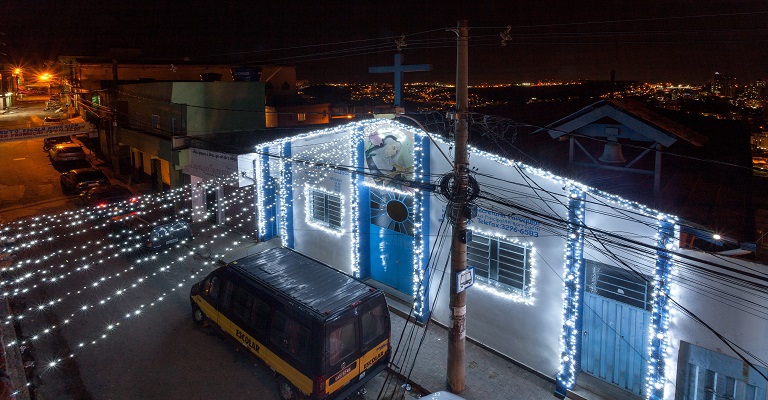 Quais são os procedimentos de segurança na instalação de enfeites natalinos