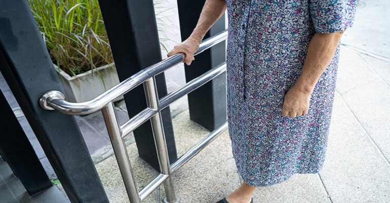 Dicas eficazes para criar um ambiente mais seguro para os idosos em casa