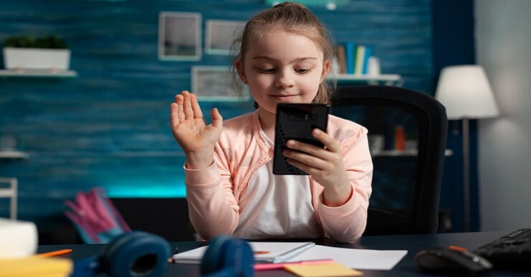 Proibido na escola, celular tende a avançar em casa