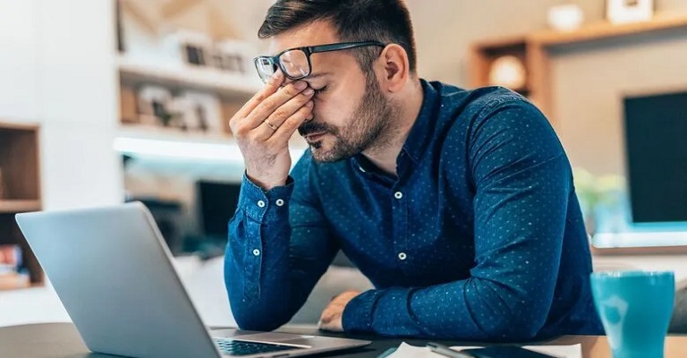 Uso excessivo de telas eleva em 37% risco de enxaqueca, aponta estudo