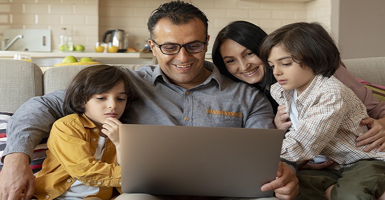 Pais, monitorem a vida online dos filhos