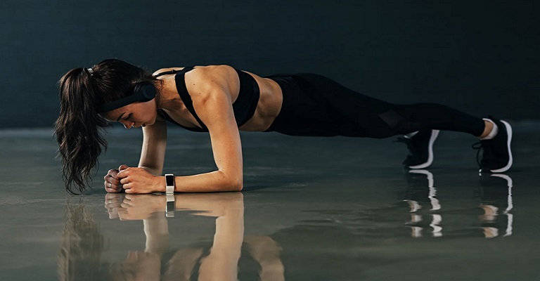 Mulheres e musculação: por que o treino de força não vai te deixar grande