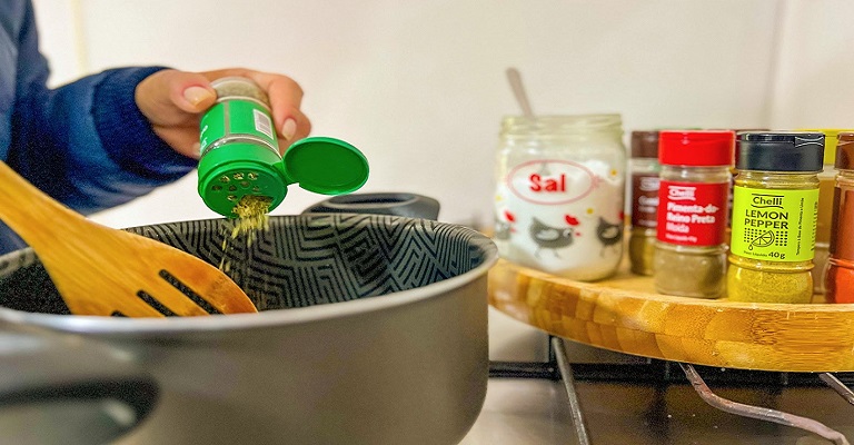 Menos sal: temperos naturais mudam hábitos