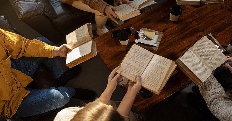 Clubes de leitura viram refúgio em tempos de tela