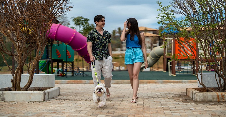 Afeto que viaja junto: pets ganham espaço em resorts no Brasil