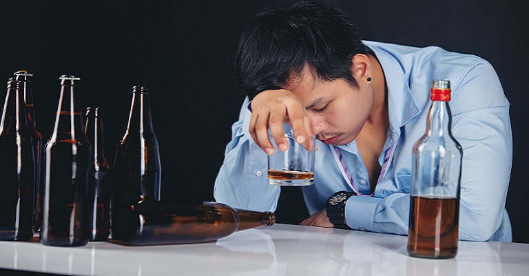 Metanol em bebidas: como diferenciar intoxicação de ressaca