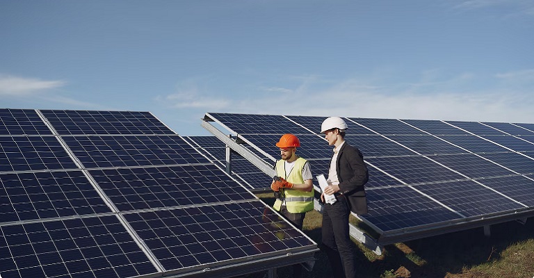 Brasil atinge 217 mil empresas com energia solar em 2025